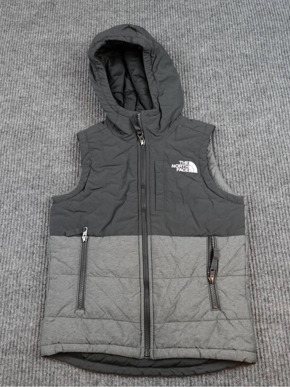 The Youth 14/16 North Face Two-Tone Hooded Puffer Vest Insulates Zip